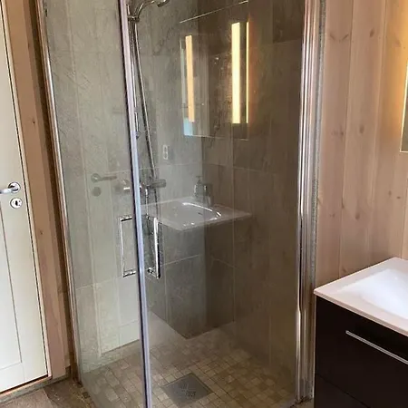 Flott Nyere Hytte Med Sjoutsikt. Semesterbostad *