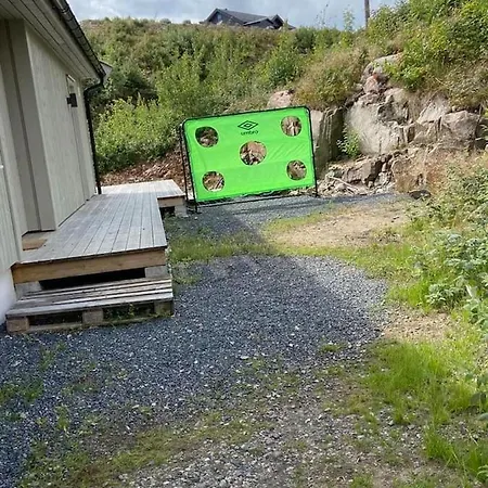 Flott Nyere Hytte Med Sjoutsikt.
