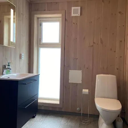 Flott Nyere Hytte Med Sjoutsikt. בית נופש